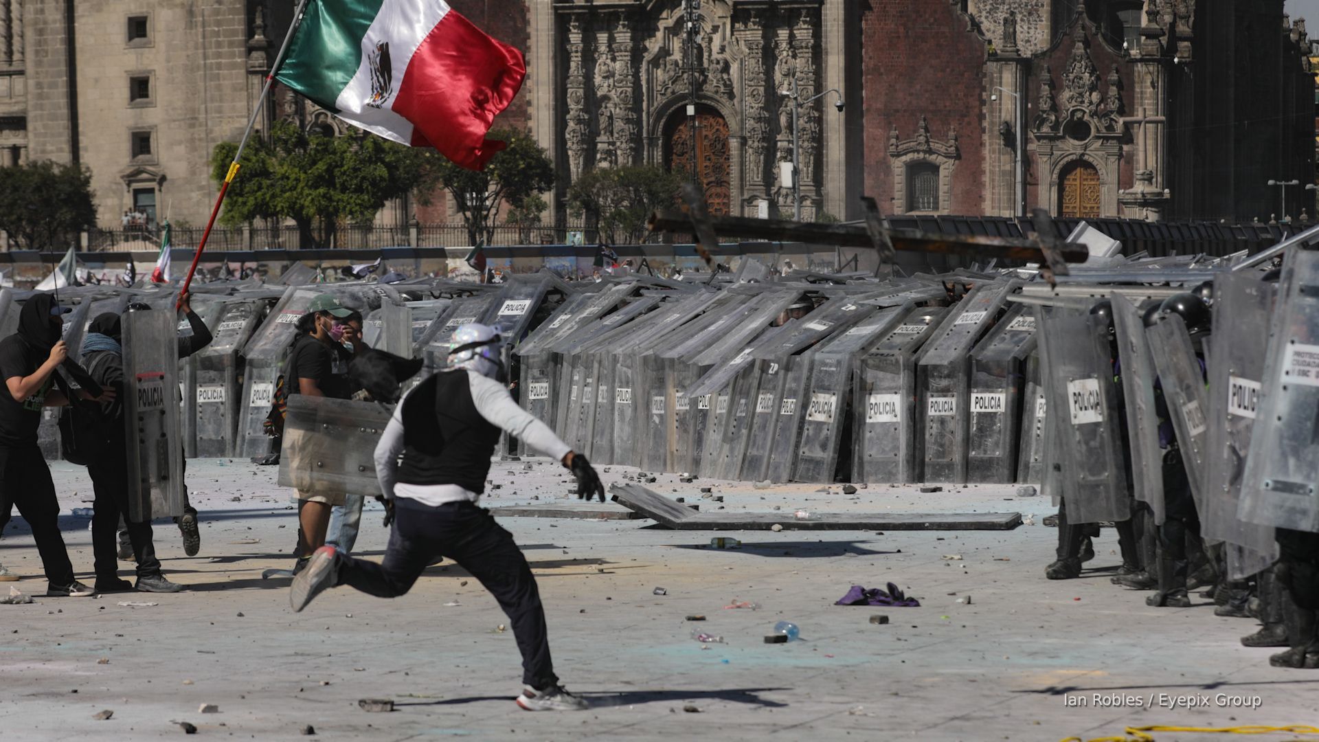 Video thumbnail for Clashes in Mexico City as ‘Gen Z’ protests leave 120 injured, 20 arrests
