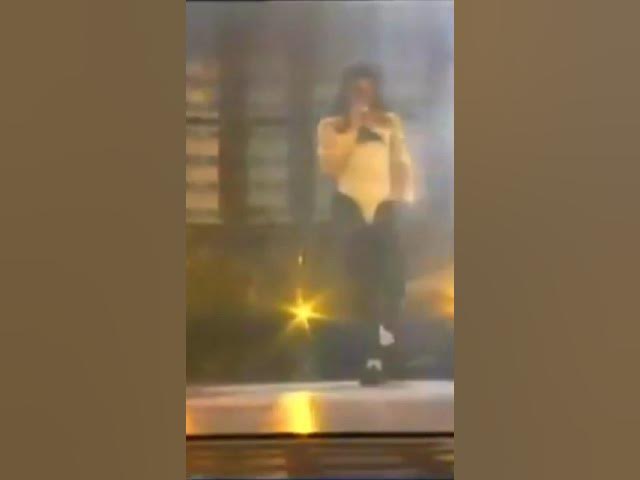 Video thumbnail for Michael Jackson live Wanna Be Startin Somethin 1982