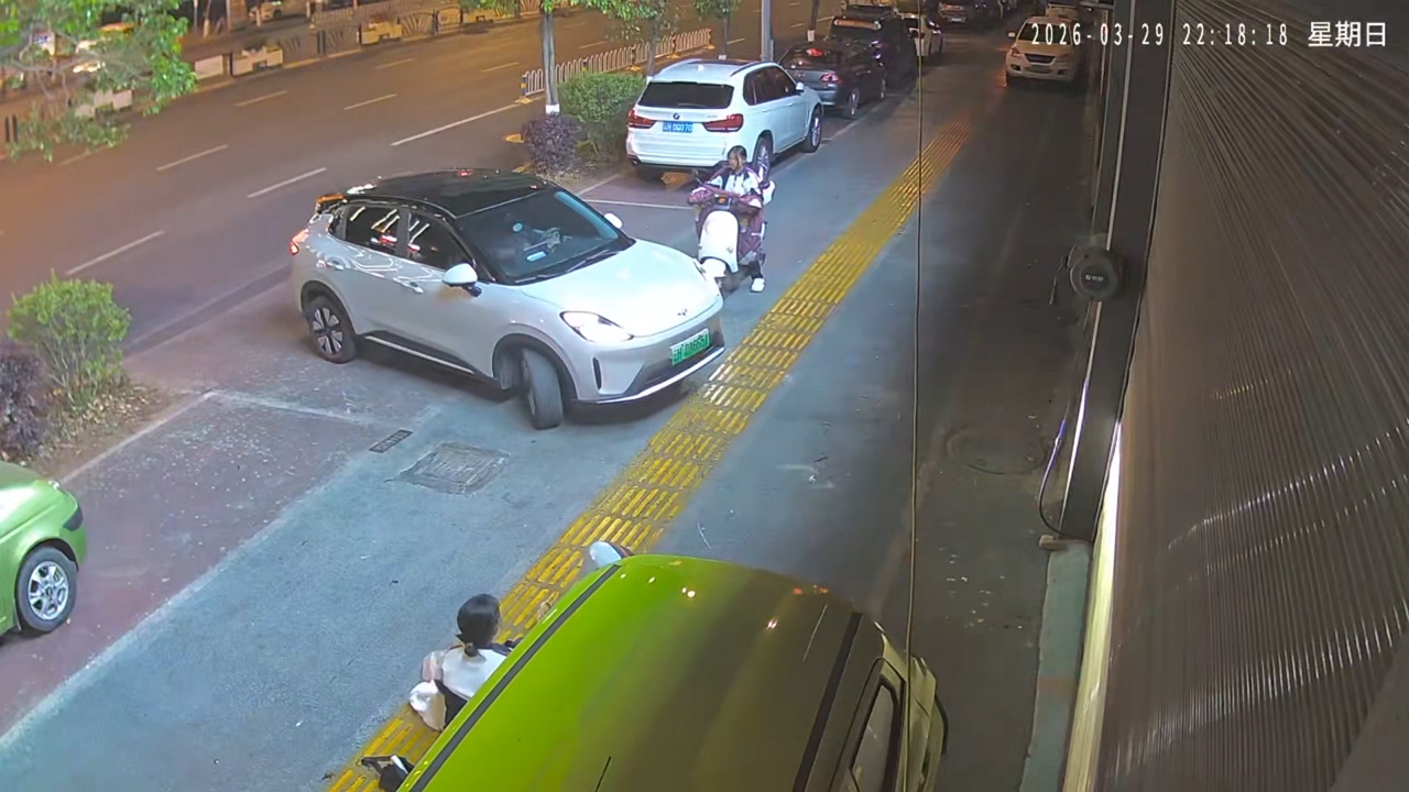 Video thumbnail for Car Crashes into Scooter While Turning in Yunnan