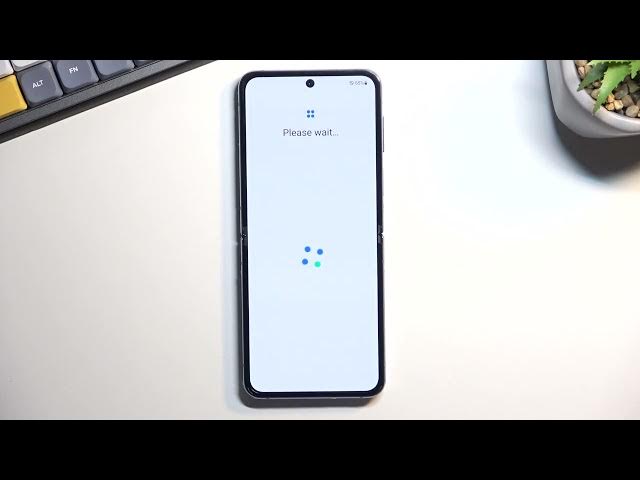 Video thumbnail for How to set up Samsung Galaxy Z Flip4 - First Configuration
