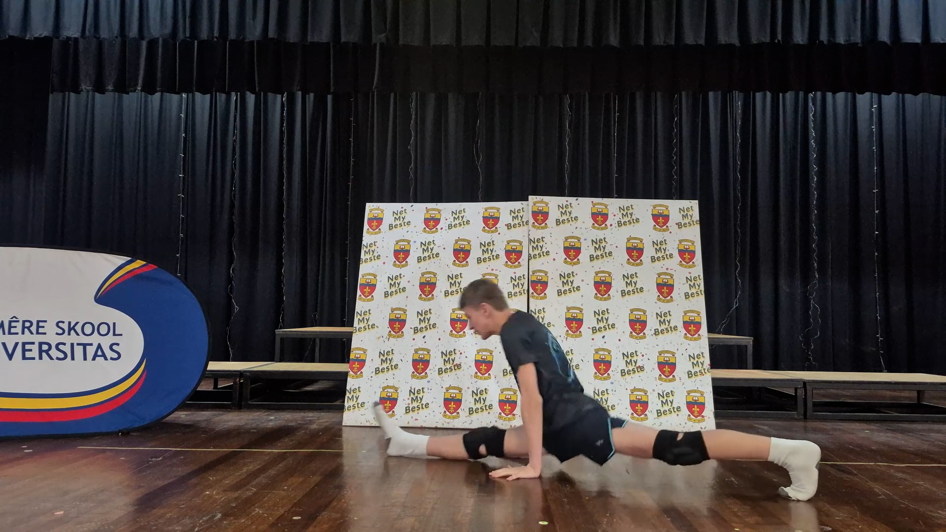 Video thumbnail for Most splits in one minute (male)