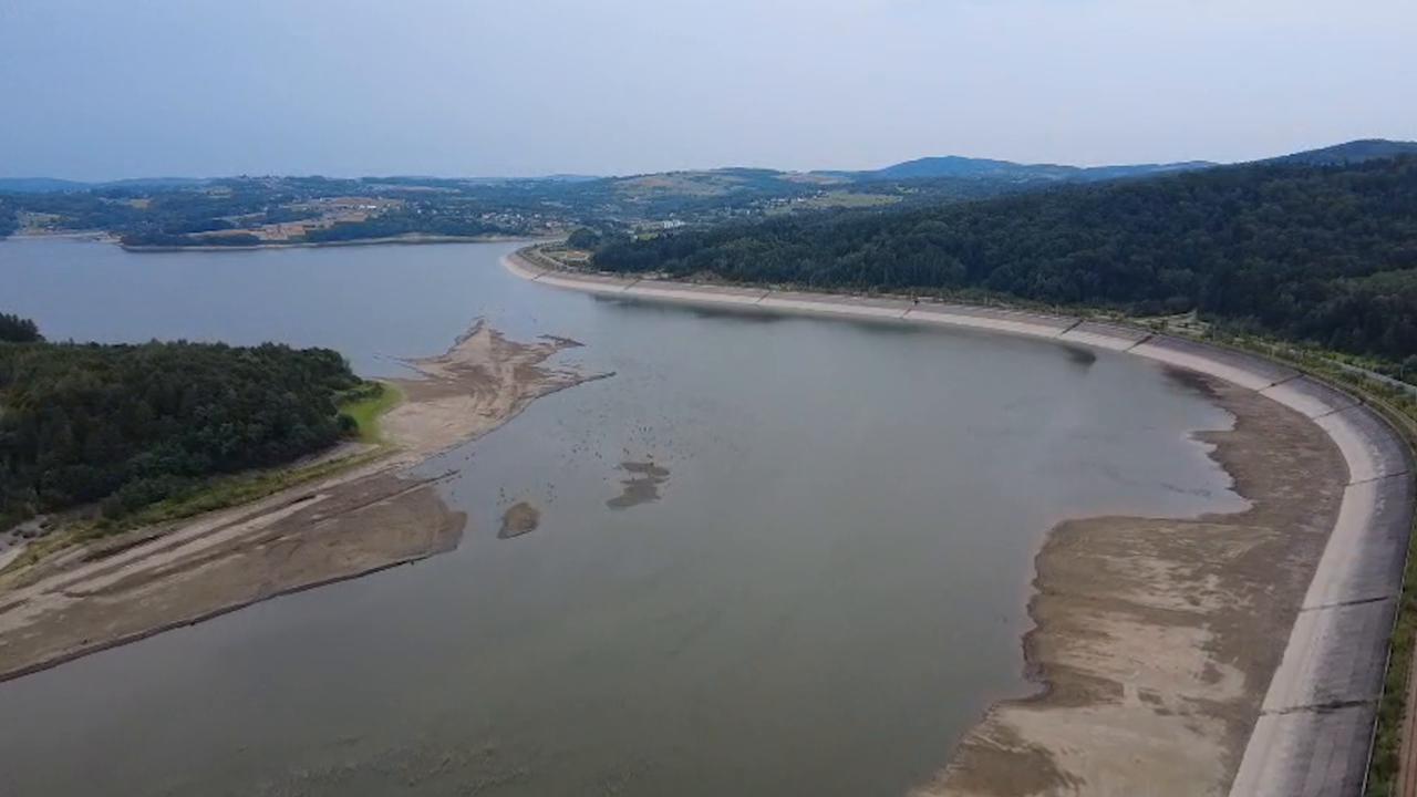 Video thumbnail for Poland: Record summer heatwave drains waterways in southern Poland.