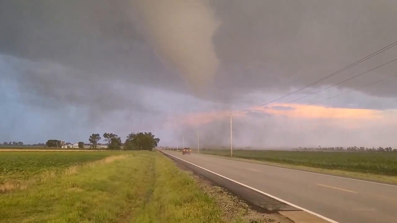 Video thumbnail for US: Tornado Caught on Camera in Effingham, Illinois Amid Tornado Warning 3.