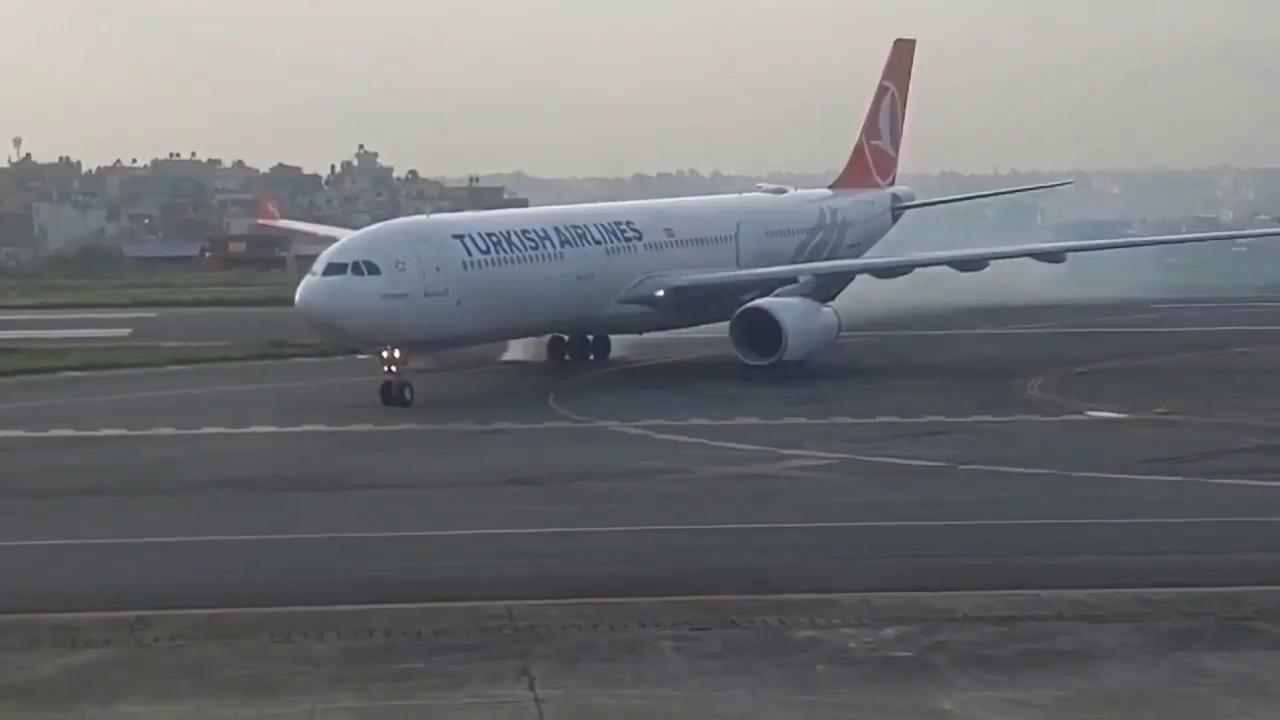 Video thumbnail for Nepal: Turkish Airlines Airbus A330 evacuated on the runway in Kathmandu after landing gear incident.