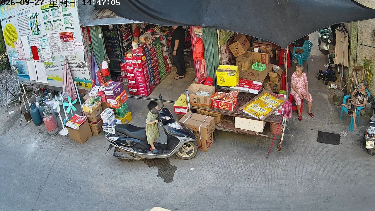 Video thumbnail for Toddler Accidentally Moves E-Scooter Into Store Displays in Guangzhou