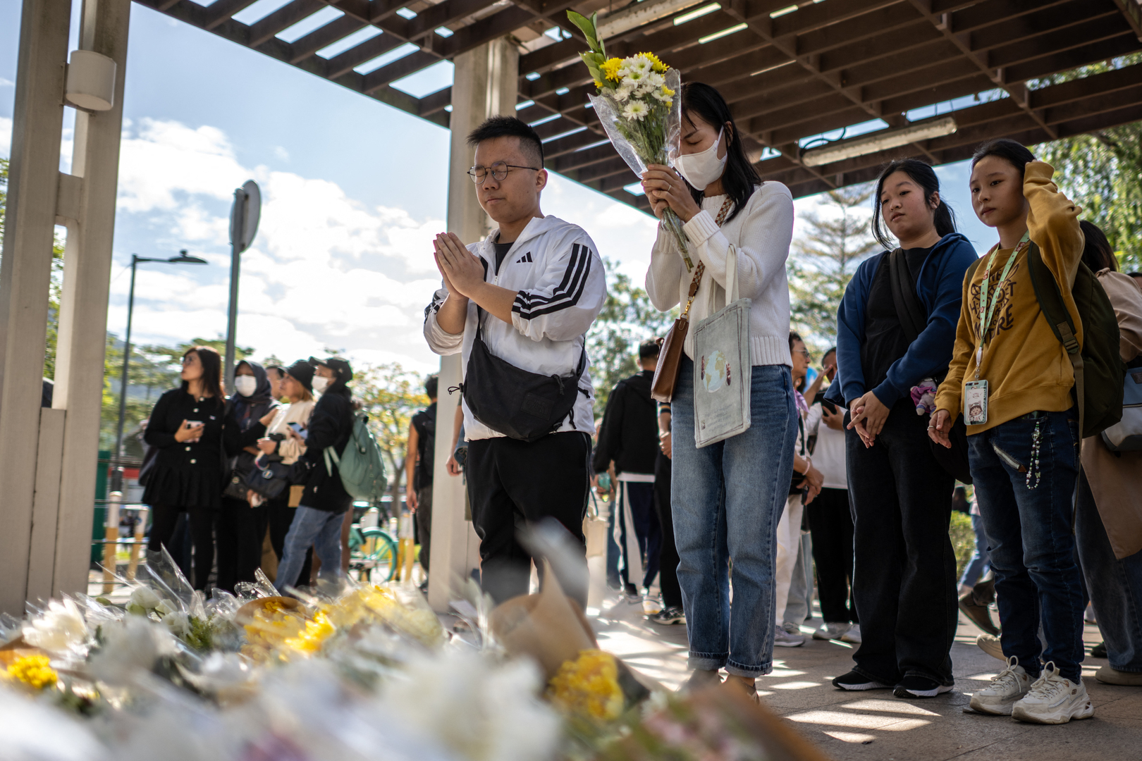Video thumbnail for Hong Kong begins five-day mourning period after deadly high-rise fire