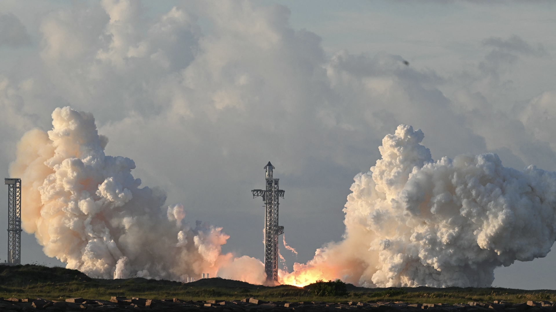 Video thumbnail for SpaceX’s Starship launches and enters Earth’s orbit for the first time ever