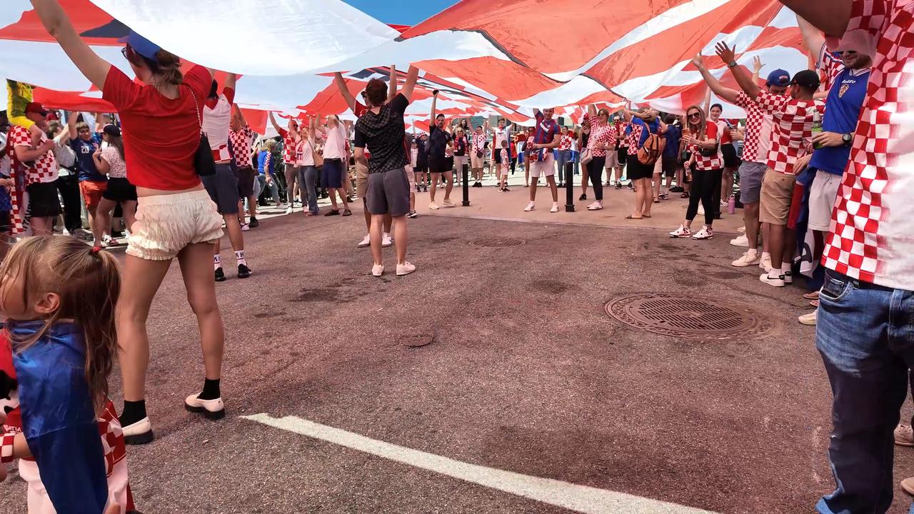 Video thumbnail for NY: Largest Croatian flag in US history unfurled along East River 7.