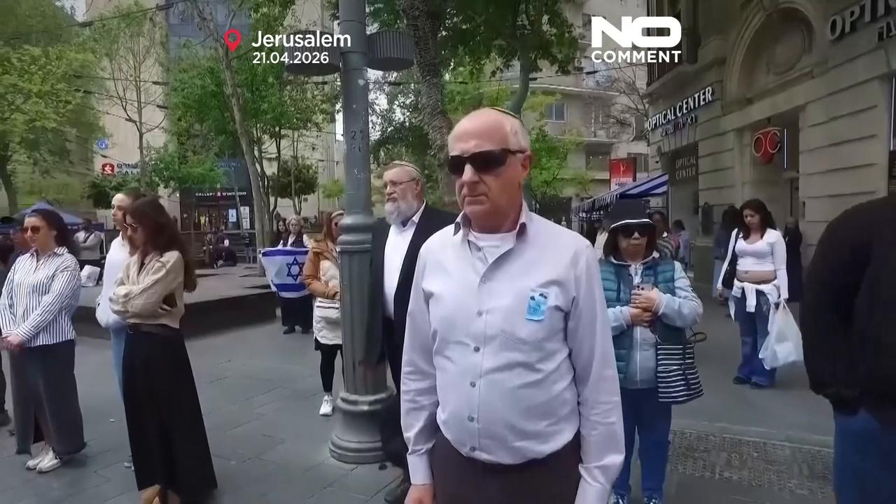 Video thumbnail for Israelis mark Memorial Day during ongoing conflict