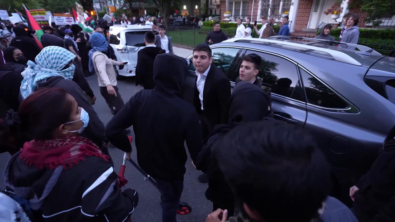 Video thumbnail for US: Protesters clash outside Brooklyn synagogue over West Bank land sale event.
