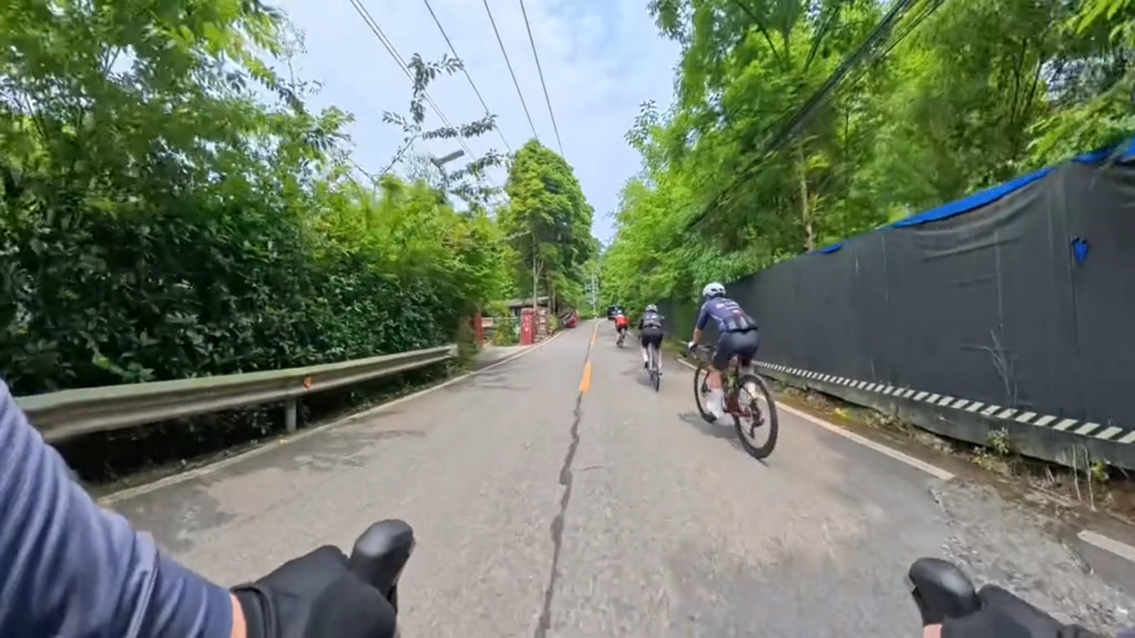 Video thumbnail for Tricycle Crashes Into Guardrail on Curvy Sichuan Hill