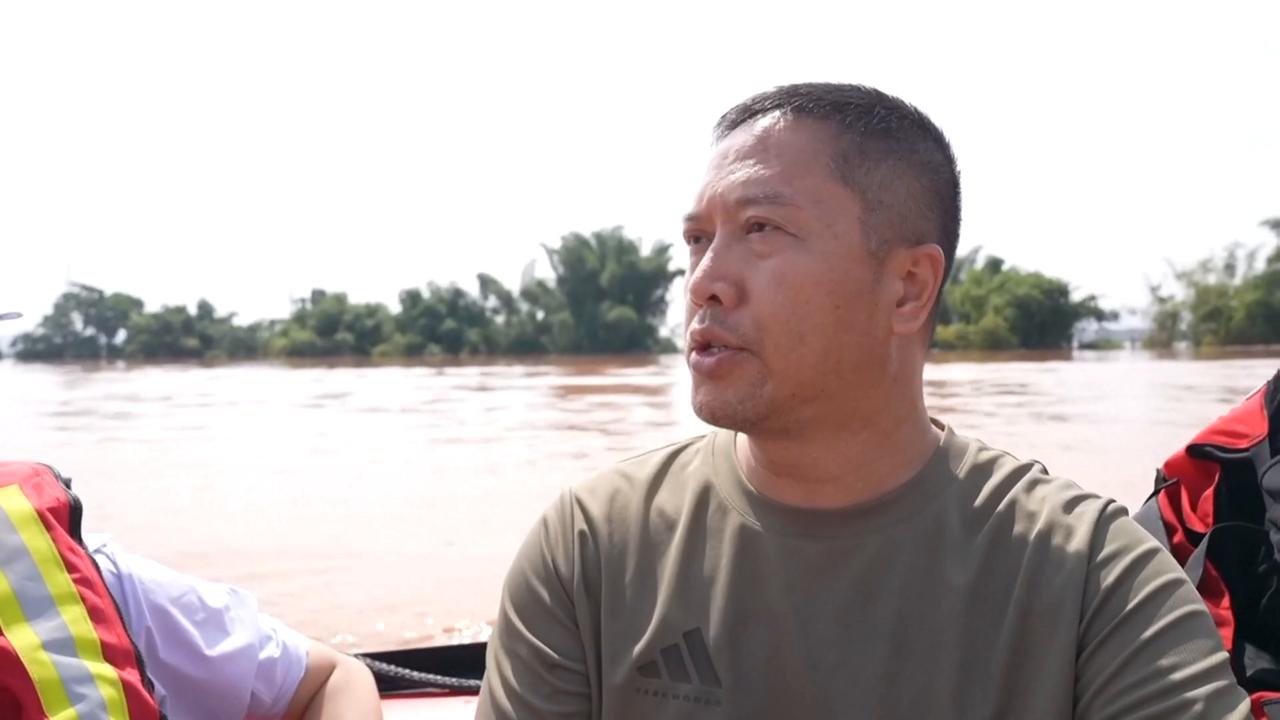 Video thumbnail for China: Stranded factory workers evacuated amid severe flooding in south China.