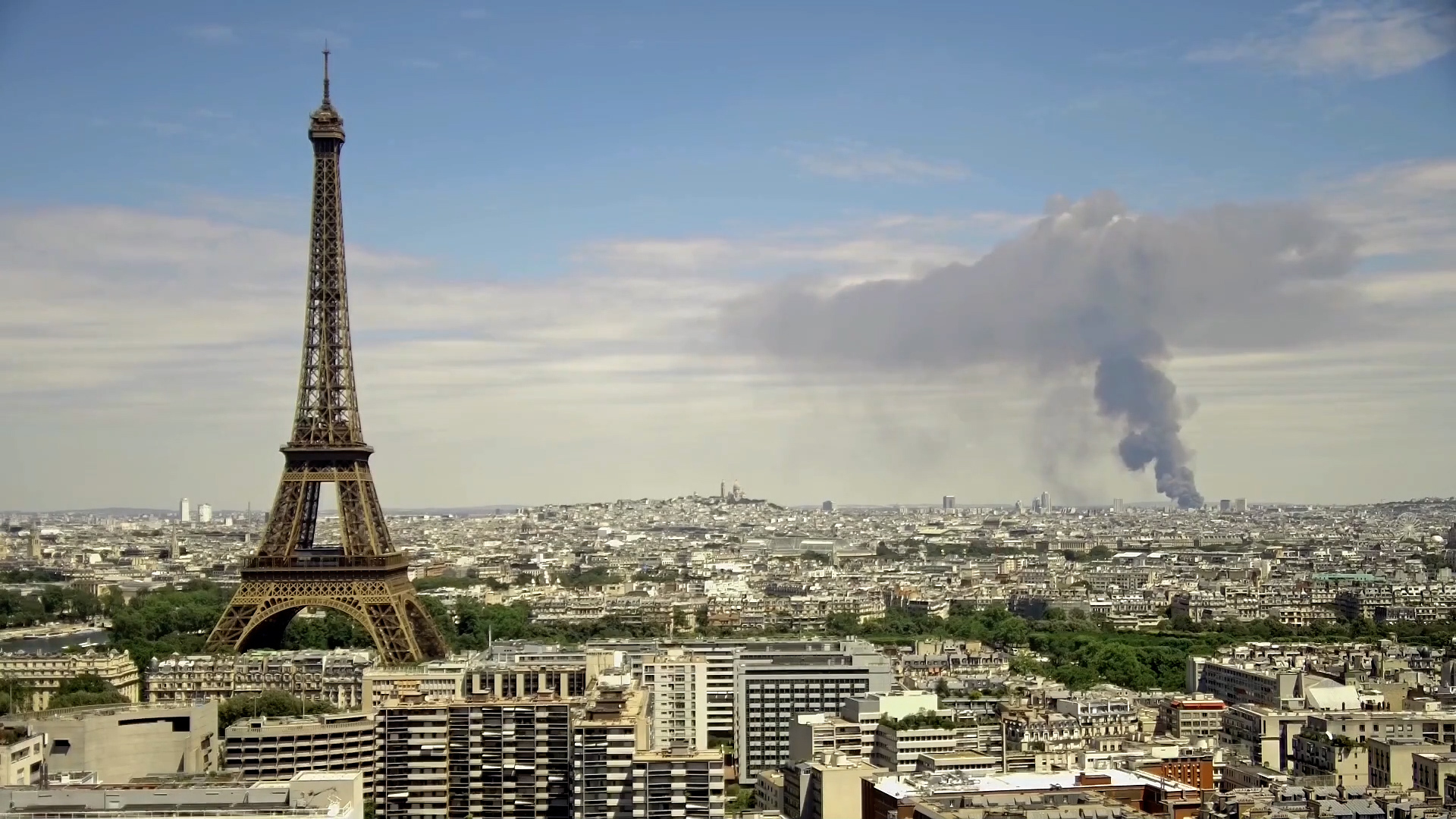 Video thumbnail for Thick black smoke towers over Paris skyline after warehouse blaze