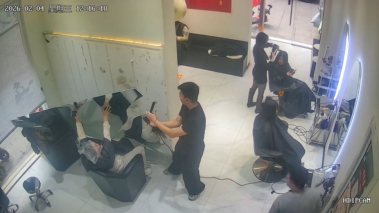 Video thumbnail for Unexpected Mirror Crash Shakes Up Shandong Shop