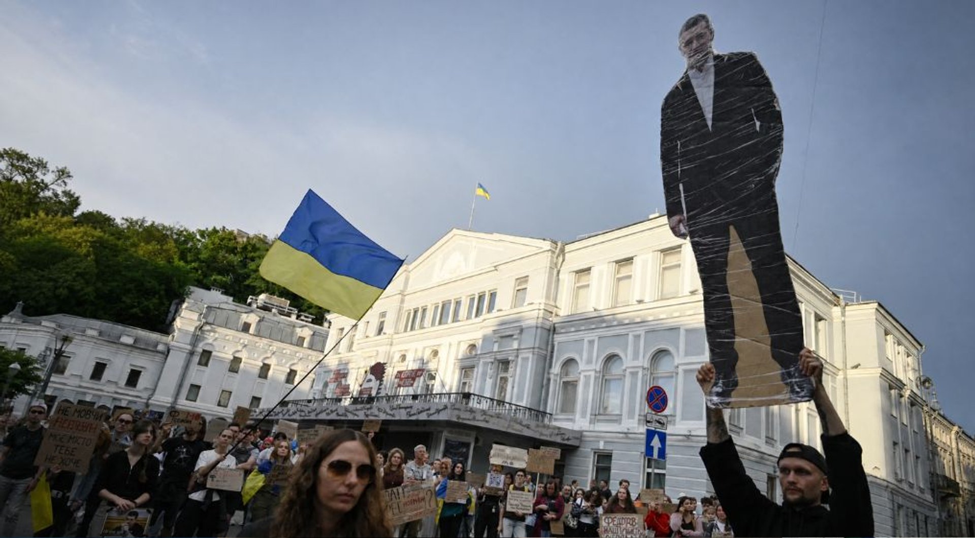 Video thumbnail for Ukraine election debate grows as ousted defence minister challenges wartime politics