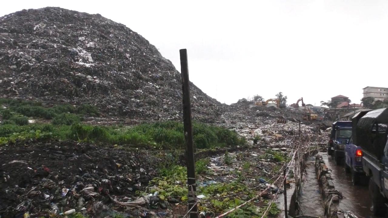 Video thumbnail for Guinea: Guinea rubbish dump landslide kills 35 with rescue operations still underway.