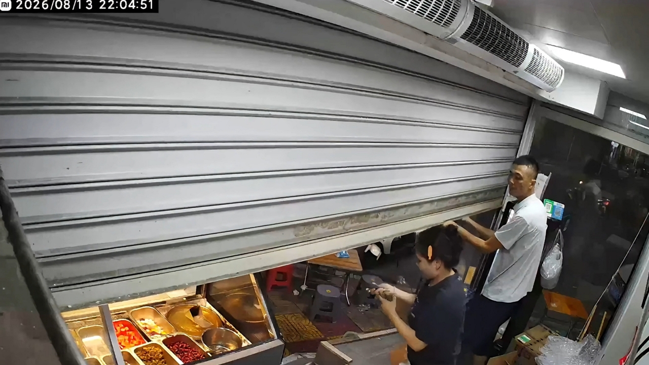 Video thumbnail for Man Accidentally Closes Shop Shutter While Helping Out