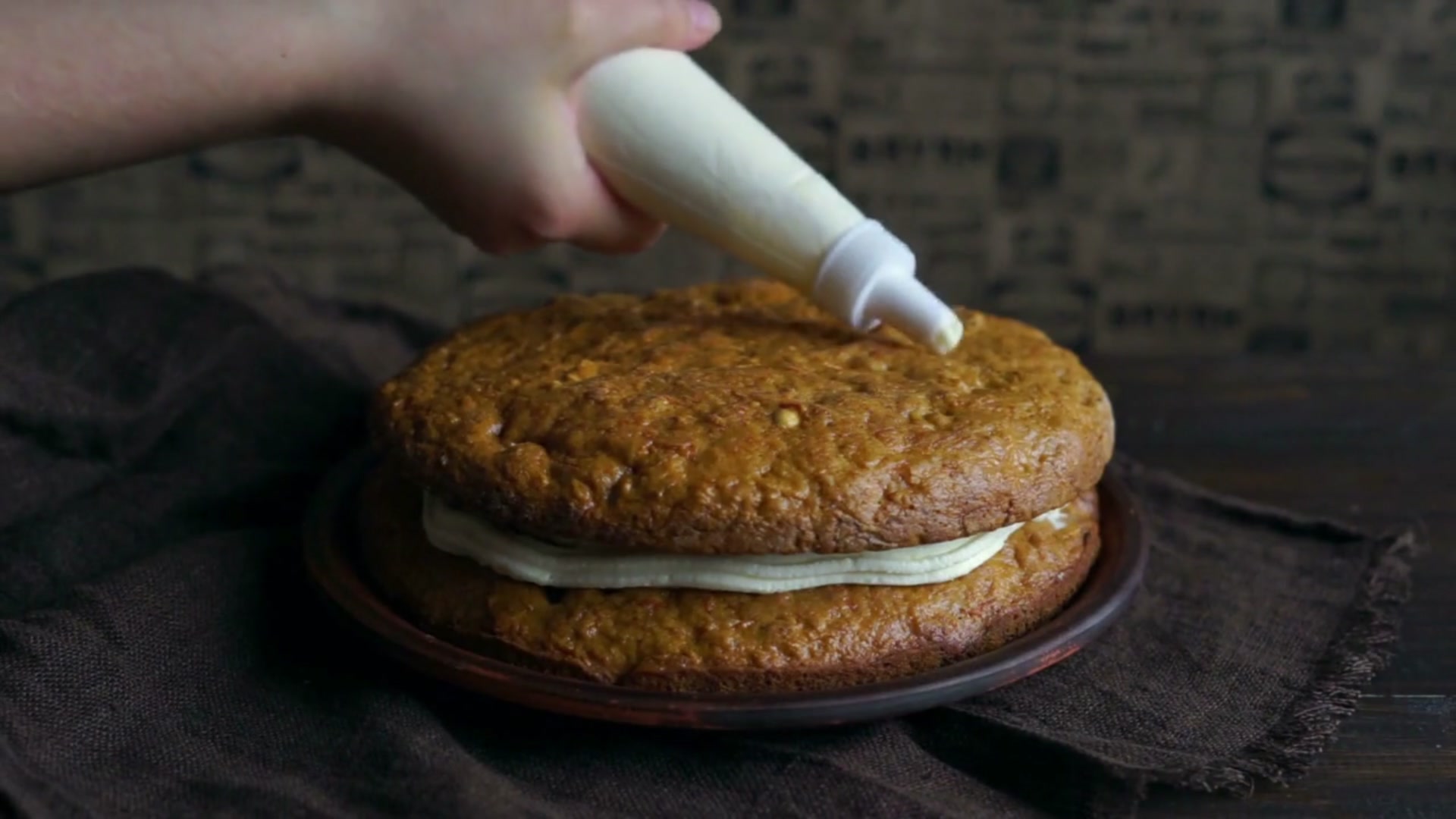 Video thumbnail for Step-by-Step: How to Properly Use a Metal Cake Scraper?