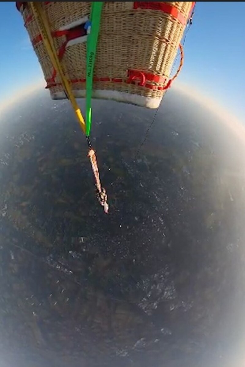 Video thumbnail for Highest static trapeze act  3,261 metres (10,698 ft) by Marlene Kiepke