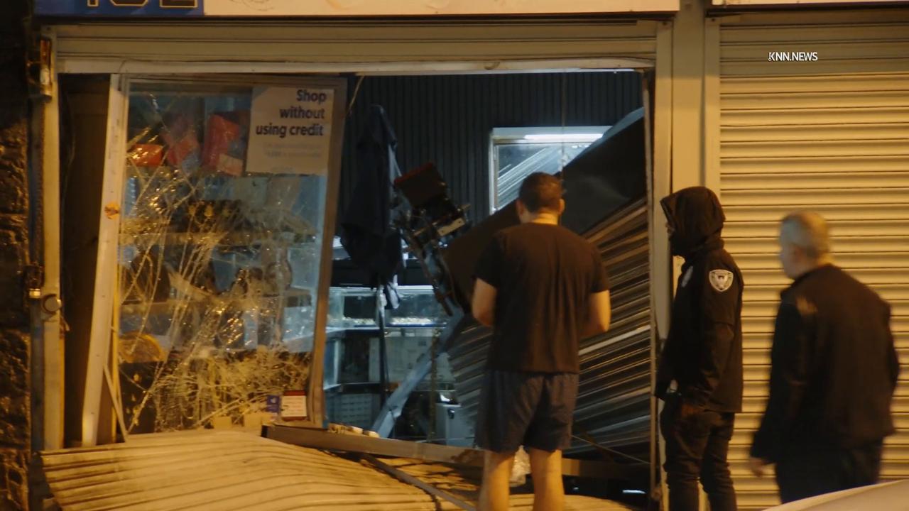 Video thumbnail for US, Los Angeles: Downtown Los Angeles Suspects Crash Van Into Jewlery Store With Sound On Tape Part 1.