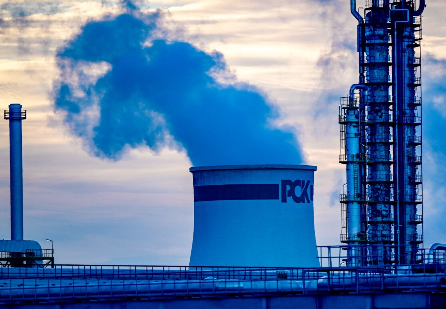 Video thumbnail for Russial halts Kazakh oil to Germany: Key refinery faces supply disruption