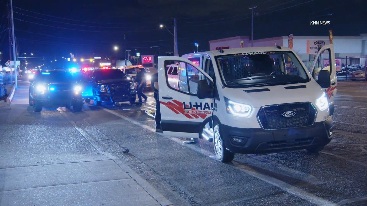 Video thumbnail for US, Phoenix: Phoenix Police Use Grappler To Stop Stolen U-Haul Van.
