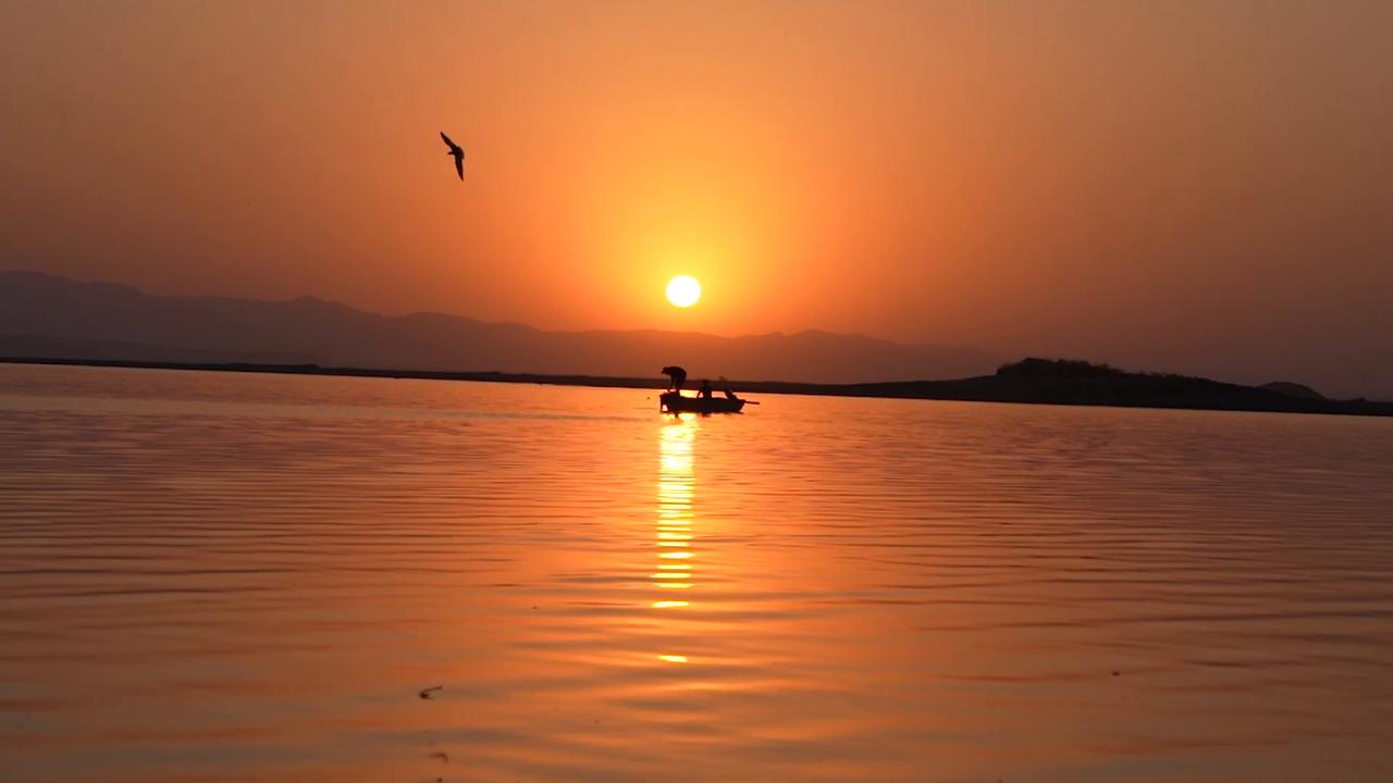 Video thumbnail for Iraq: Fishermen take to Iraq's Sirwan River against crimson sunset.