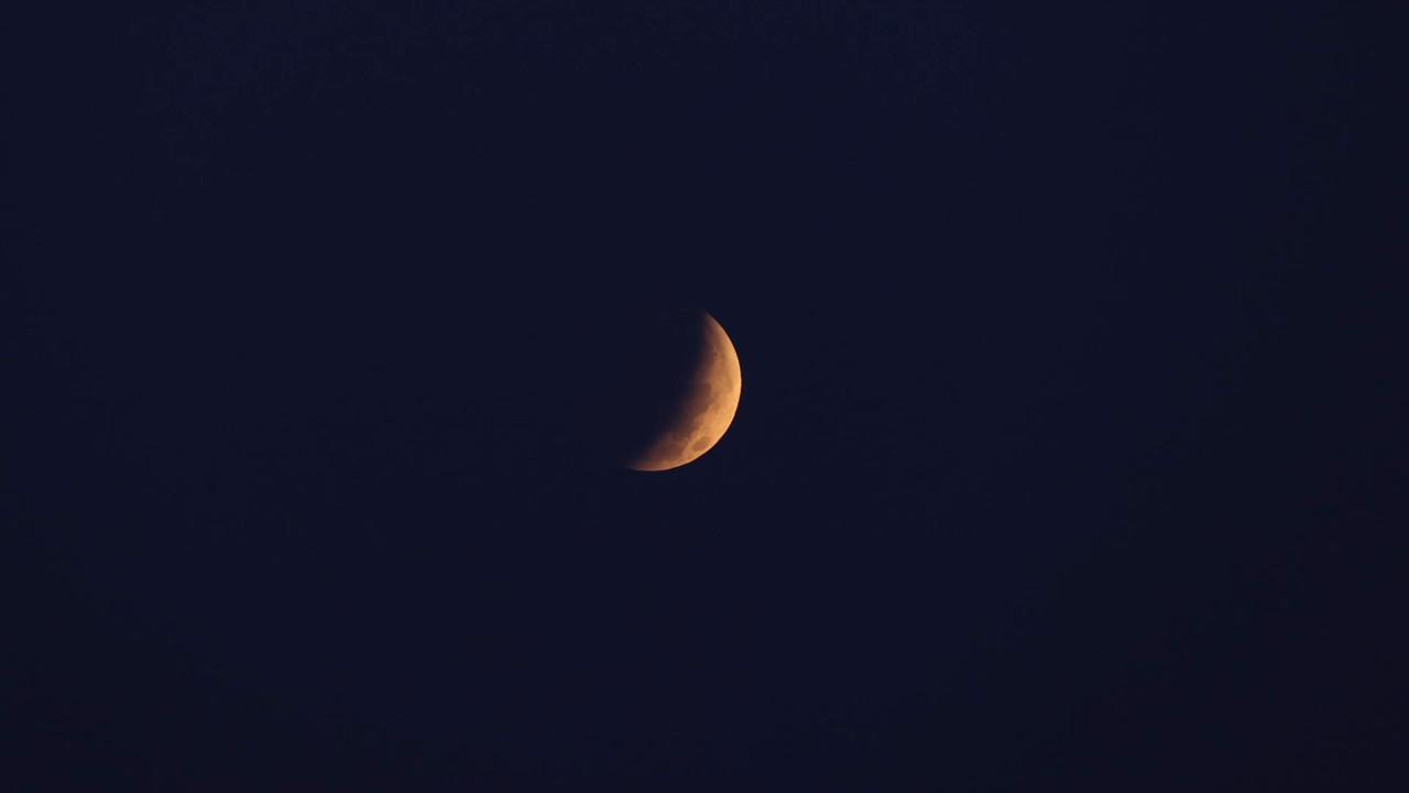 Video thumbnail for Greece: Partial lunar eclipse visible over Greek capital.