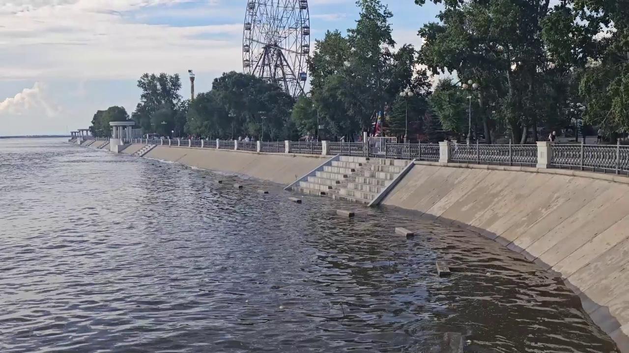 Video thumbnail for Russia: Khabarovsk embankment flooded due to Amur River rise.