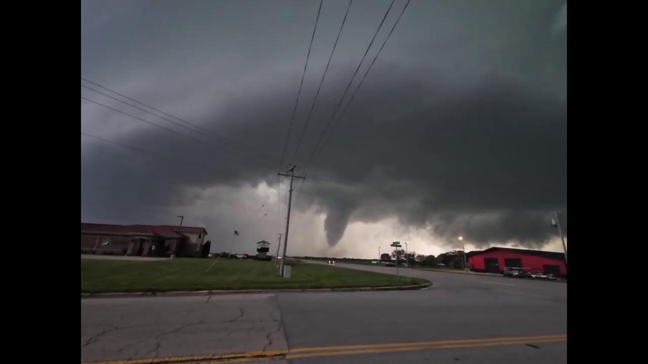 Video thumbnail for US: Tornado Caught on Camera in Effingham, Illinois Amid Tornado Warning 4.