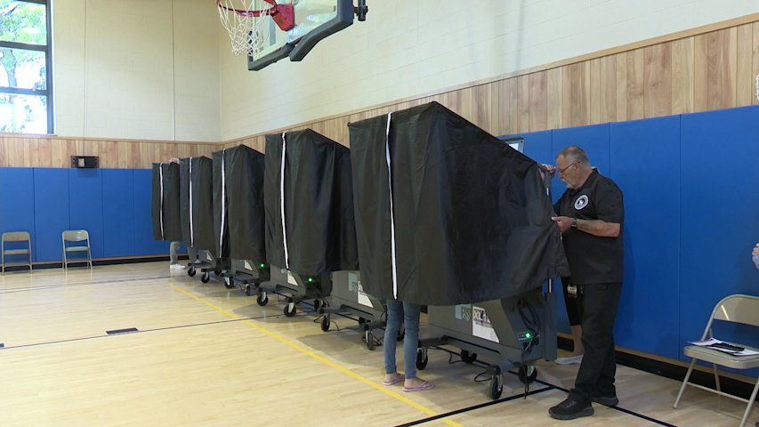 Video thumbnail for Early voting begins in New York; Suffolk rolls out new machines