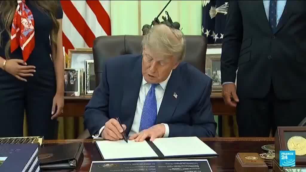 Video thumbnail for Donald Trump signs order reducing recommended childhood vaccines