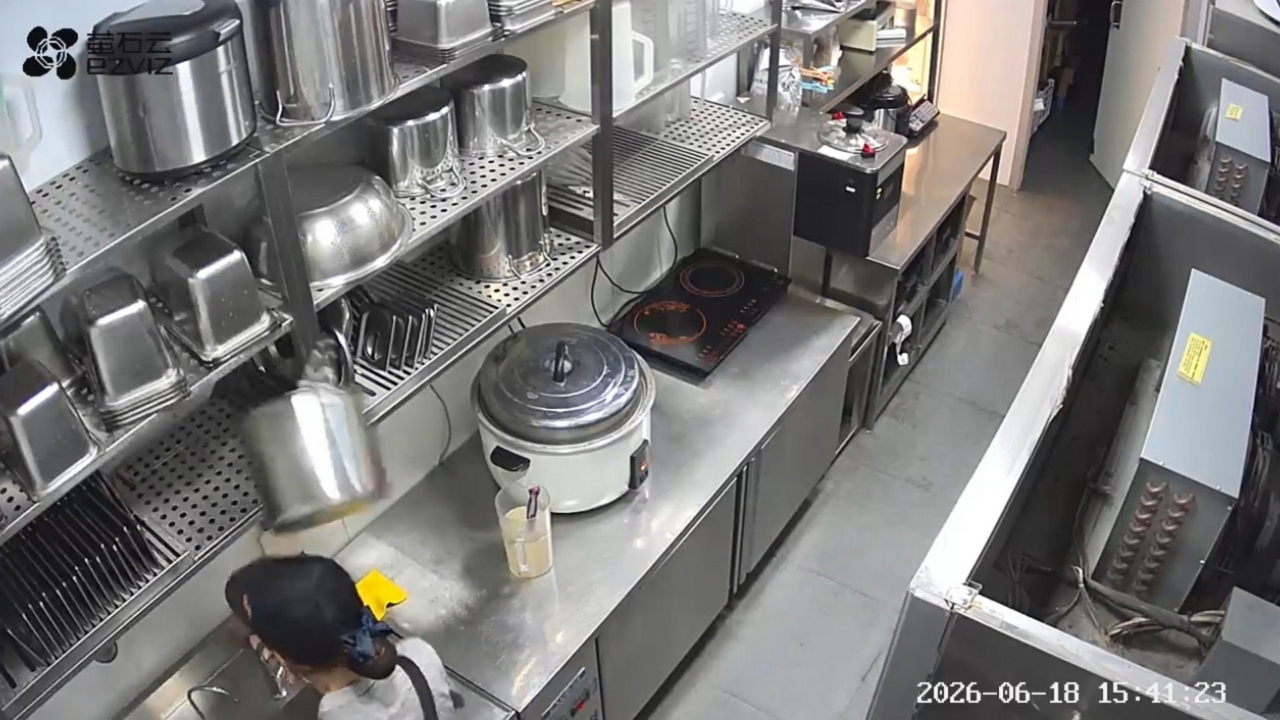 Video thumbnail for Metal Bucket Accidentally Hits Worker in Bubble Tea Shop