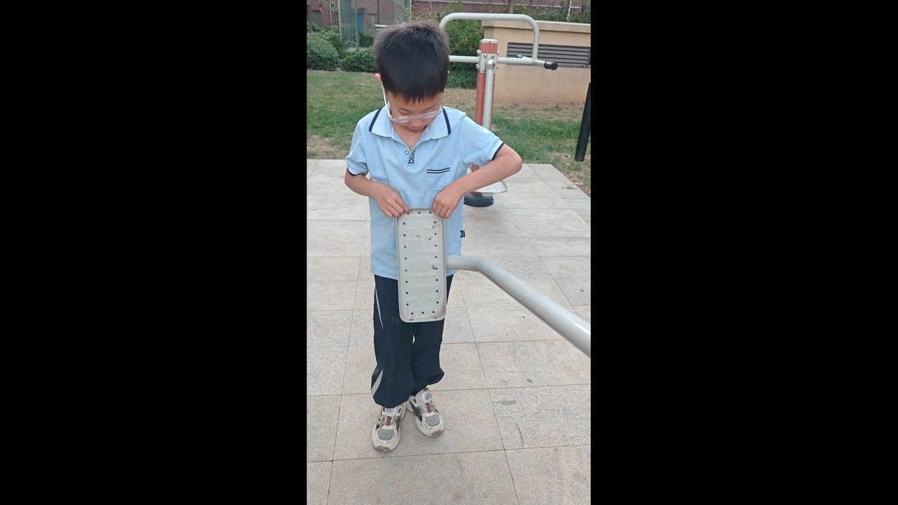Video thumbnail for Air Walker Swings Back and Hits Cameraman During Outdoor Play