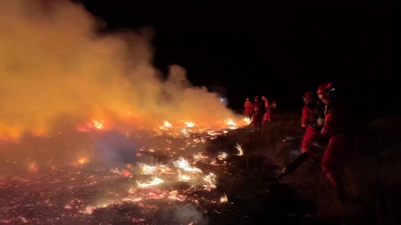 Video thumbnail for China: Over 2,000 personnel deployed in north China to contain grassland fire from Mongolia.