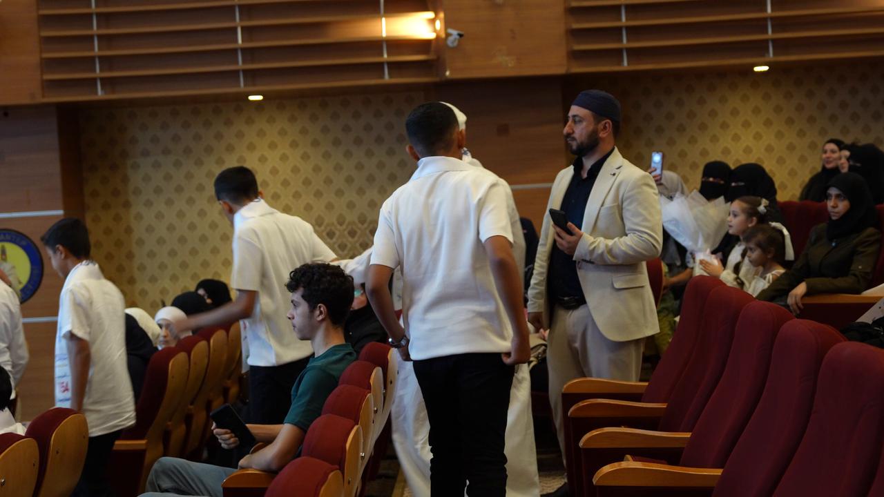 Video thumbnail for Türkiye: Dozens of Quran Memorizers Honored at Graduation Ceremony in Gaziantep.