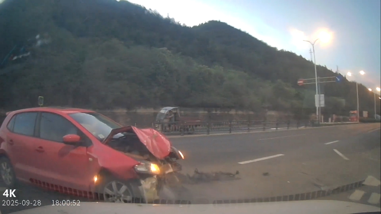 Video thumbnail for High-Speed Crash Chaos on Zhejiang Highway!
