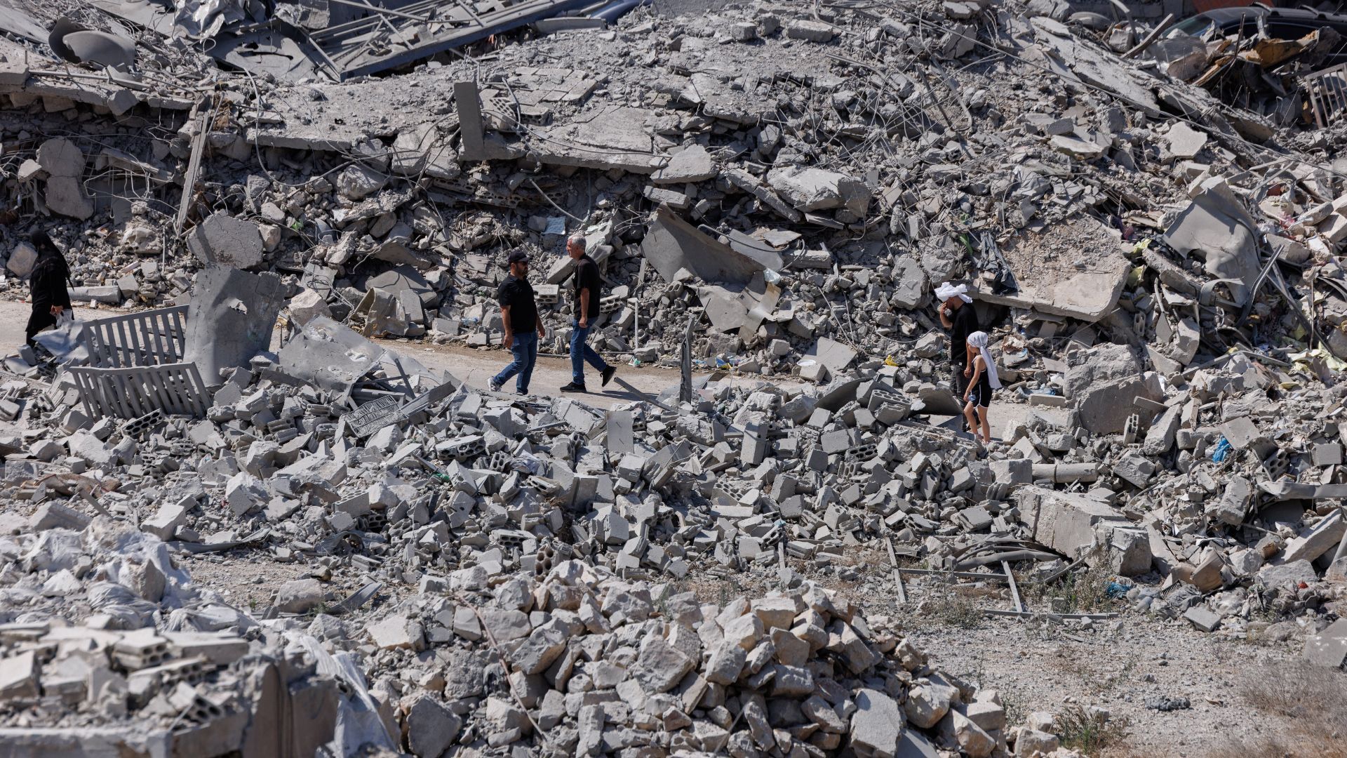 Video thumbnail for Israeli air strikes kills at least four in southern Lebanon despite ‘ceasefire’