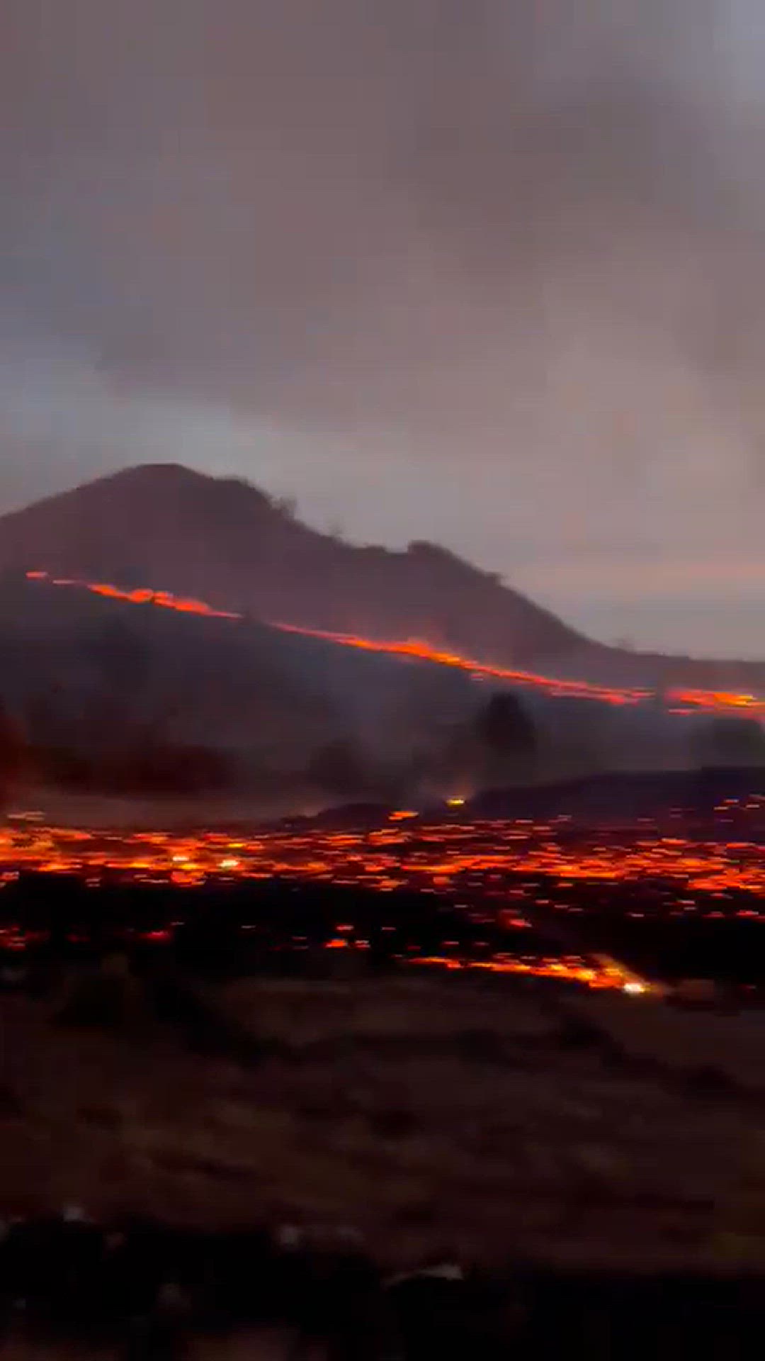 'Video thumbnail for Lavaströme bei Nacht La Palma 2021'