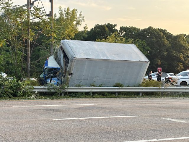 Video thumbnail for Westbound lanes on Sunrise Highway reopen after box truck crash in Bohemia