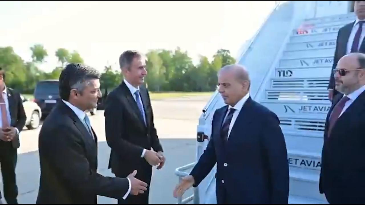 Video thumbnail for Switzerland: US, Iranian delegations arrive in Switzerland for technical talks.