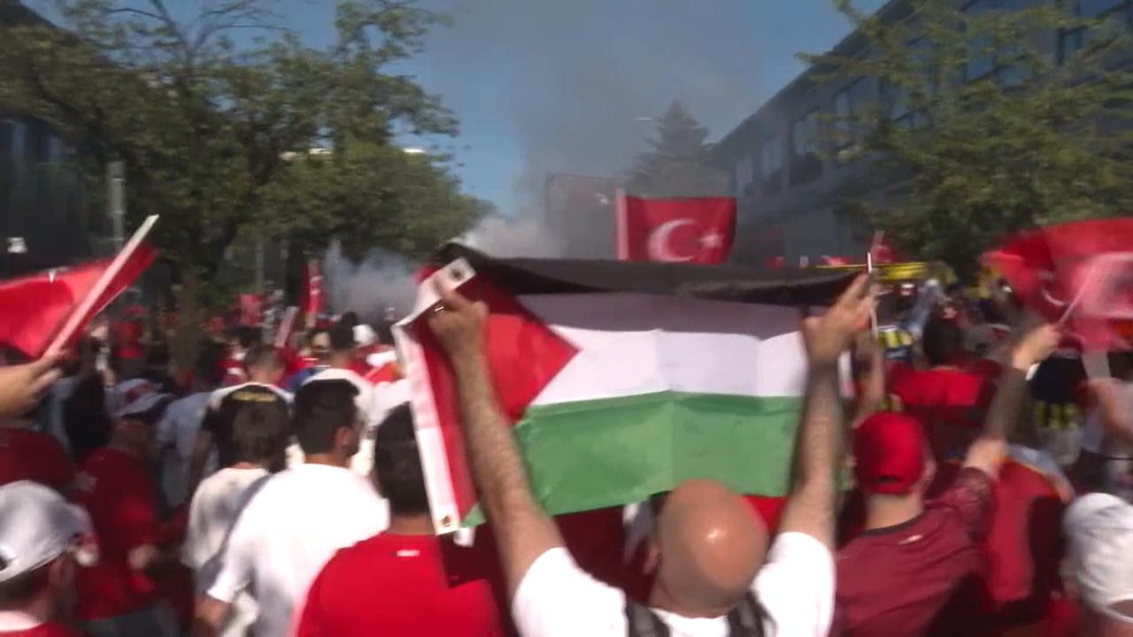 Video thumbnail for Canada: Türkiye supporters march to stadium ahead of World Cup match against Australia.