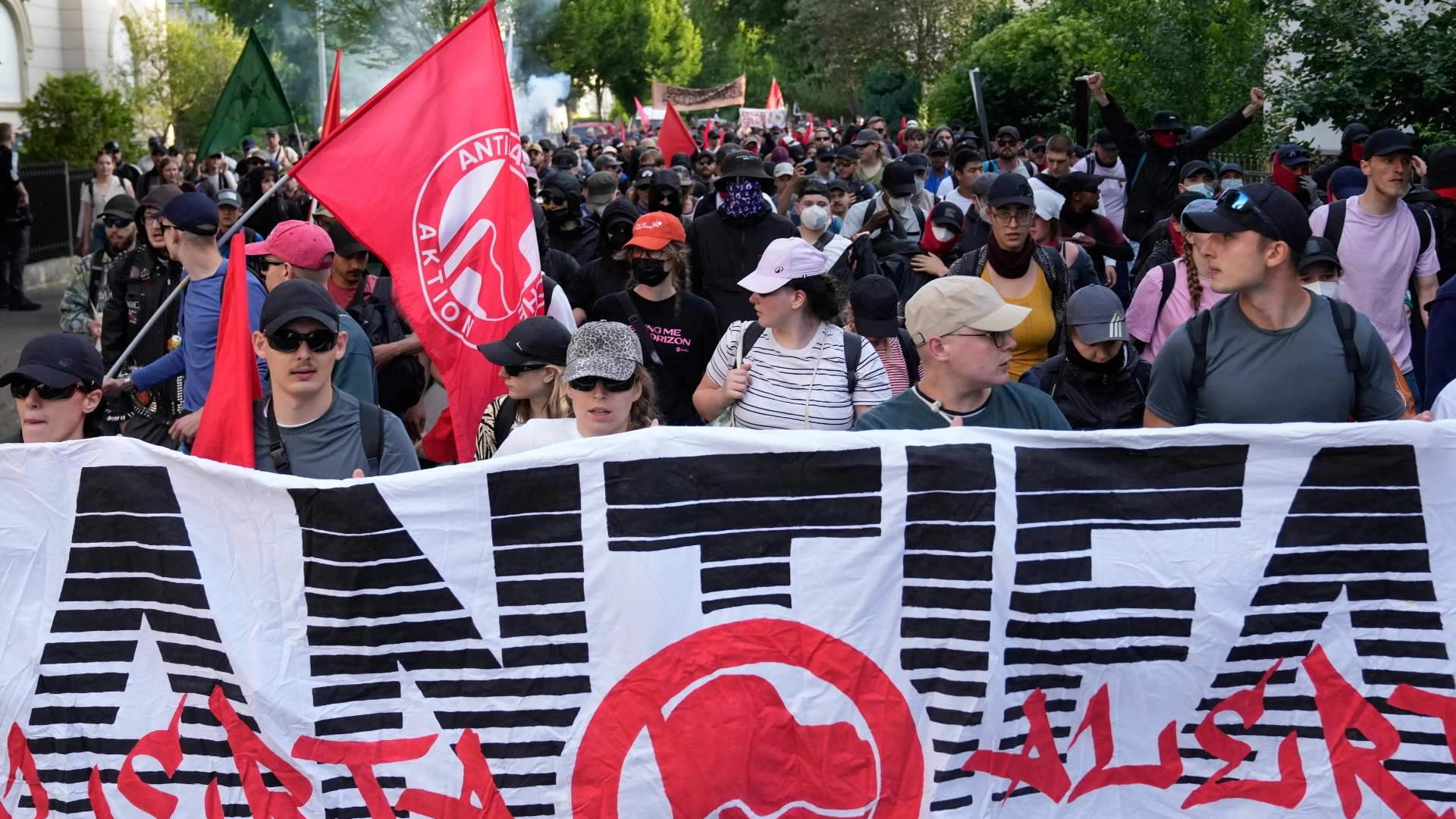 Video thumbnail for Germany's Far-Right: Opponents of AFD rally outside annual conference
