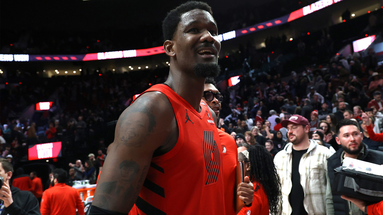 Video thumbnail for Will Deandre Ayton Help or Hurt the Lakers This Season?