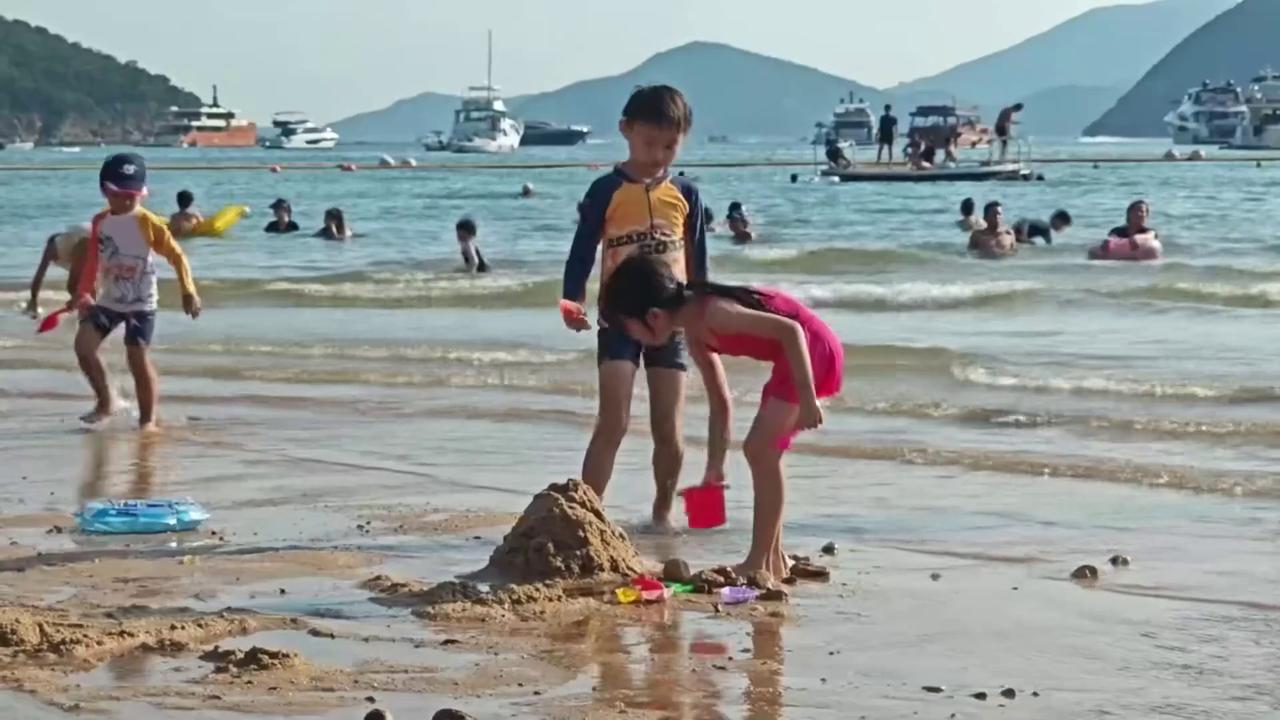 Video thumbnail for China: Hong Kong hits record 36.9 degrees Celsius.