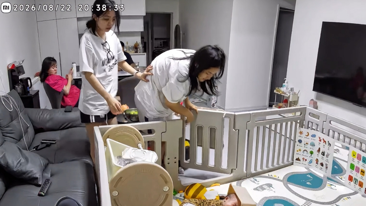 Video thumbnail for Baby Falls from Toy Rack While Adults Are Distracted in Sichuan