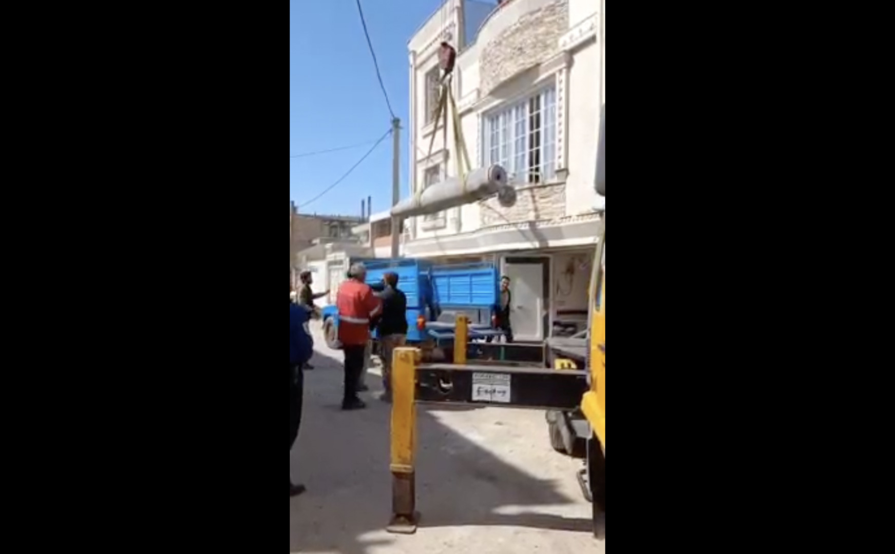Video thumbnail for Unexploded missile extracted from house in western Iran