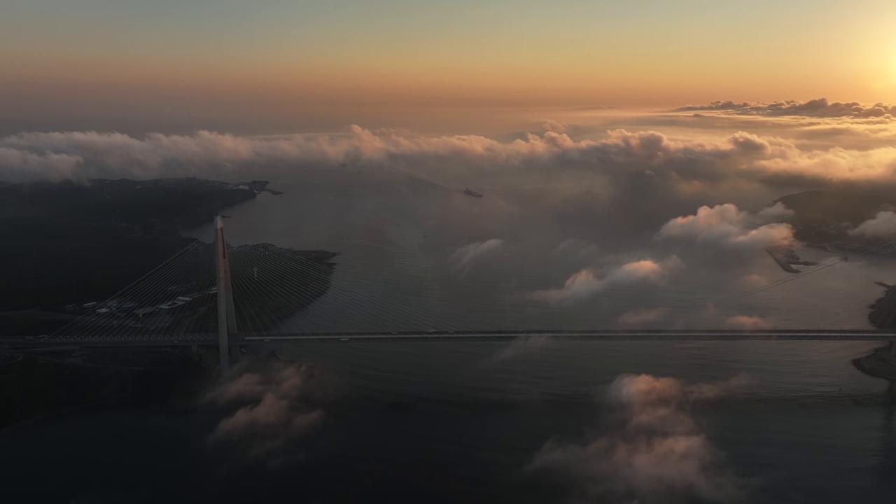 Video thumbnail for Türkiye: Morning fog blankets Istanbul's Yavuz Sultan Selim Bridge.