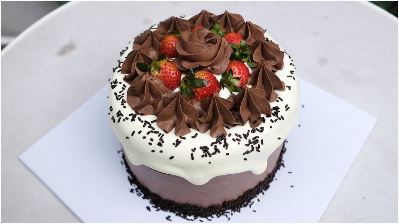 'Video thumbnail for Ice cream flows over chocolate birthday cake decoration with strawberries'