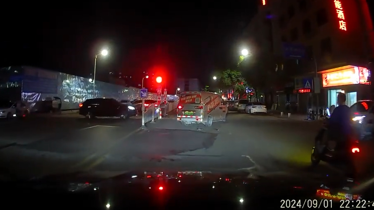 Video thumbnail for 3-Car Pileup in Guangdong Leaves 2 Injured